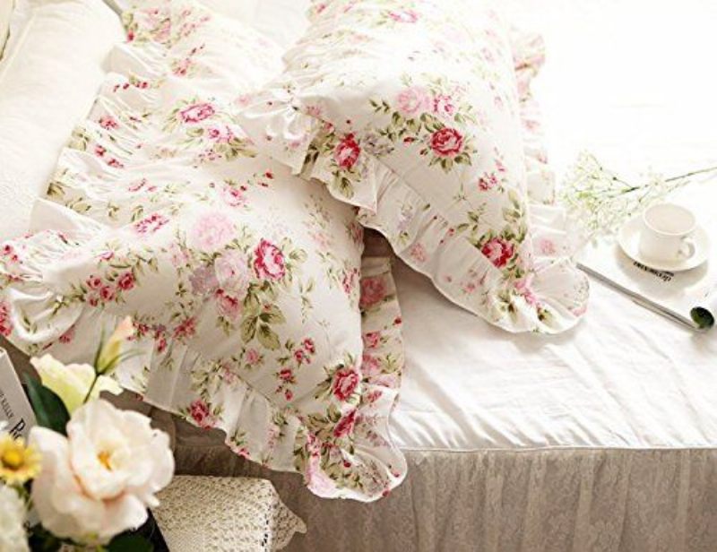 Shabby Jastučnice S Cvjetnim Printom Ružičaste Ruže Elegantne U Stilu Seoskog Stila S Vintage Čipkom I Volanima.