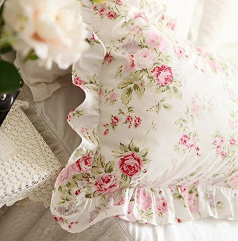 Shabby Jastučnice S Cvjetnim Printom Ružičaste Ruže Elegantne U Stilu Seoskog Stila S Vintage Čipkom I Volanima.